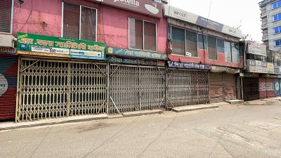 শপিংমল থেকে এলাকার মুদি দোকান সবই বন্ধ 