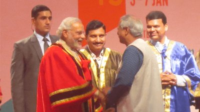 ১০২তম ভারতীয় বিজ্ঞান কংগ্রেসে প্রফেসর ইউনূসের হাতে স্বর্ণপদক তুলে দেন প্রধানমন্ত্রী নরেন্দ্র মোদি