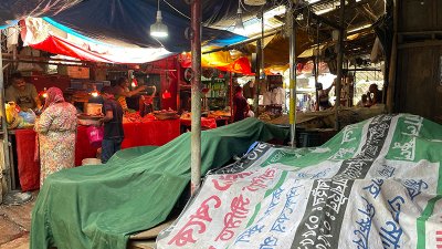 অধিকাংশ দোকান বন্ধ