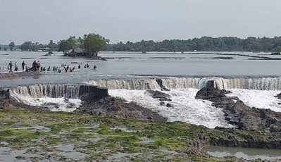 আশাশুনিতে বিকল্প বাঁধে স্বস্তি, পানিবন্দি কয়েক হাজার মানুষ