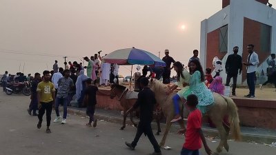 শুকনো হাওরেও দর্শনার্থীদের উপচে পড়া ভিড়