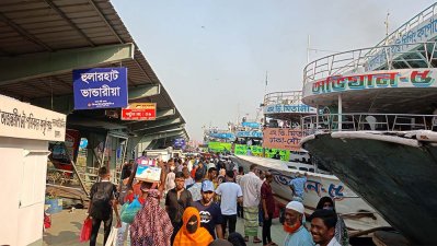 সদরঘাটে ফিরে আসা মানুষের ভিড়