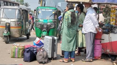 বাস থেকে নেমে সিএনজি অটোরিকশার জন্য অপেক্ষা