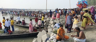 ব্রহ্মপুত্রে লাখো পুণ্যার্থীর  স্নানোৎসব