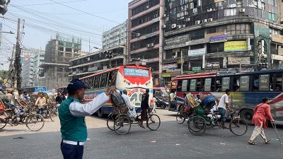 চিরচেনা রূপে ফিরেছে রাজধানী