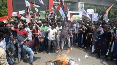 কুশপুত্তলিকা দাহ ও সম্মিলিতভাবে ফিলিস্তিনের পতাকা উত্তলণ করা হয়। ছবি: সাজ্জাদ হোসেন