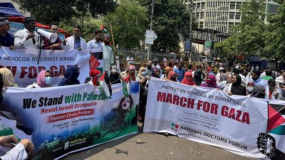 ন্যাশনাল ডক্টর’স ফোরামসহ একাধিক চিকিৎসকদের সংগঠন ও নার্সিং কলেজের শিক্ষার্থীরা শাহবাগে অবস্থান নেন। ছবি: ঢাবি প্রতিনিধি