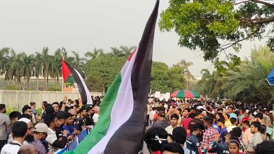 ফিলিস্তিনের পতাকা নিয়ে বিক্ষোভে অংশ নিয়েছেন অনেকে