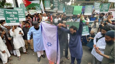 ইসারায়েলের পতাকা পোড়ানো হচ্ছে