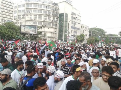 রাজধানীর বিভিন্ন পয়েন্ট থেকে মানুষজন পায়ে হেঁটে সোহরাওয়ার্দী উদ্যানে জড়ো হচ্ছে (ছবি: নাসিরুল ইসলাম)