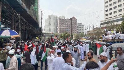 বিভিন্ন শ্রেণি-পেশার মানুষ এই মার্চে অংশ নিয়েছেন  (ছবি: বাংলা ট্রিবিউন)