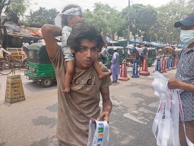 বাবার কাঁধে চড়ে ‘মার্চ ফর গাজা’ কর্মসূচিতে অংশ নিয়েছে এক শিশু (ছবি: বাংলা ট্রিবিউন)