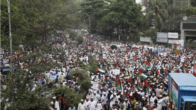 সোহরাওয়ার্দী উদ্যানে মানুষের ঢল (ছবি: সাজ্জাদ হোসেন)