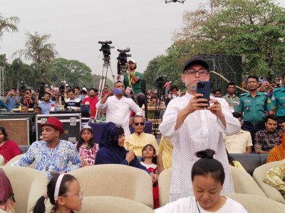 উপস্থিত ছিলেন সংস্কৃতি বিষয়ক মন্ত্রণালয়ের উপদেষ্টা মোস্তফা সরয়ার ফারুকী