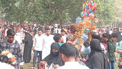 পরিবার নিয়ে অনেকে এসেছেন নববর্ষ পালন করতে
