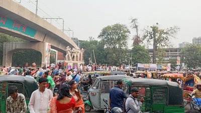 টিএসসিতে মানুষের উপচে পড়া ভিড়