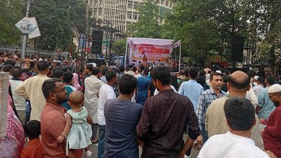 শাহবাগ মোড়ে চলছে সাংস্কৃতিক অনুষ্ঠান