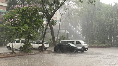 পেসক্লাব এলাকায় বৃষ্টি (ছবি: বাংলা ট্রিবিউন)