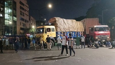 শাহবাগ অবরোধ করলে যানচলাচল বন্ধ হয়ে যায়