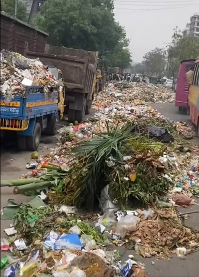 বেতন না পেয়ে রাজধানীর নতুনবাজার এলাকায় রাস্তায় ময়লা ফেলেছেন পরিচ্ছন্নতাকর্মীরা