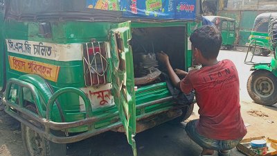 ওয়ার্কশপগুলোতে কাজ করতে আসা শিশুদের বেশিরভাগই নিম্ন আয়ের পরিবারের (ছবি: সাজ্জাদ হোসেন)