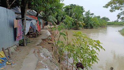 বসতি রক্ষায় বাঁধ নির্মাণের দাবি স্থানীয়দের