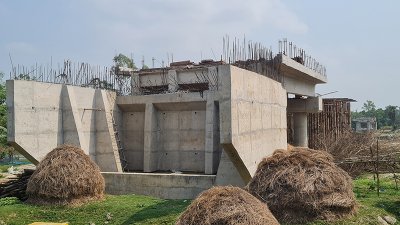 পাঁচ বছরেও শেষ হয়নি সেতুটির কাজ, লাপাত্তা ঠিকাদার