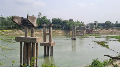 পাঁচ বছরেও শেষ হয়নি সেতুটির কাজ, লাপাত্তা ঠিকাদার