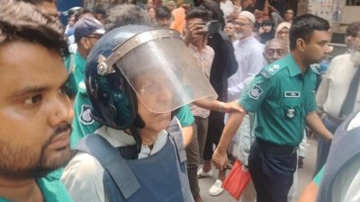 আদালত চত্বরে আনিসুল হক