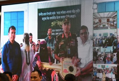 অনুষ্ঠানে উপকারভোগীদের হাতে ঘরের চাবি তুলে দেওয়া হচ্ছে