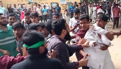 সমাবেশে এনসিপি নেতাকর্মীদের সঙ্গে বৈষম্যবিরোধী ছাত্র আন্দোলনের একাংশের মারামারি ও ধাওয়া-পাল্টা ধাওয়া