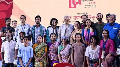 মে দিবসের অনুষ্ঠানে প্রধান উপদেষ্টা অধ্যাপক ড. মুহাম্মদ ইউনূসের সঙ্গে অন্যরা
