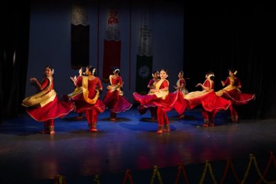 কুমকুম রানীকে নৃত্যাঞ্চল পদক প্রদান