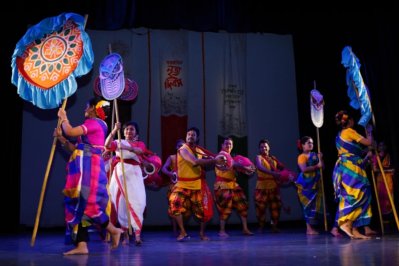 কুমকুম রানীকে নৃত্যাঞ্চল পদক প্রদান