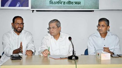 সাংবাদিকদের সঙ্গে কথা বলছেন মির্জা ফখরুল ইসলাম আলমগীর