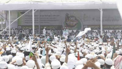 সমাবেশে বক্তব্য দিচ্ছেন দেশের শীর্ষ আলেমরা (ছবি: সাজ্জাদ হোসেন)