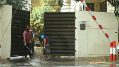 খালেদা জিয়ার আগমন উপলক্ষে তার বাসভবন ধোয়ামোছা করা হয়, ছবি: সাজ্জাদ হোসেন