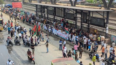 খালেদা জিয়ার দেশে ফেরা: পথে পথে নেতাকর্মীদের উচ্ছ্বাস