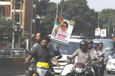 চেয়ারপারসন খালেদা জিয়ার ছবি হাতে বিমানবন্দর এলাকায় আসছেন বিএনপি নেতাকর্মীরা। ছবি: সাজ্জাদ হোসেন