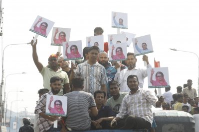 দলীয় প্রধানের ছবি হাতে বিএনপির নেতাকর্মীরা। ছবি: সাজ্জাদ হোসেন