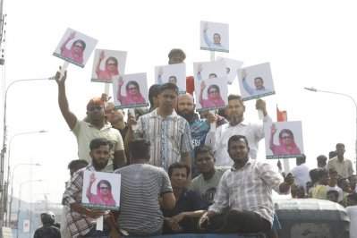 নেতাকর্মীদের হাতে খালেদা জিয়া ও তারেক রহমানের ছবি