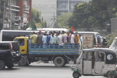 ট্রাকে করে বিমানবন্দরে চেয়ারপারসনকে শুভেচ্ছা জানাতে আসছেন বিএনপি নেতাকর্মীরা। ছবি: সাজ্জাদ হোসেন
