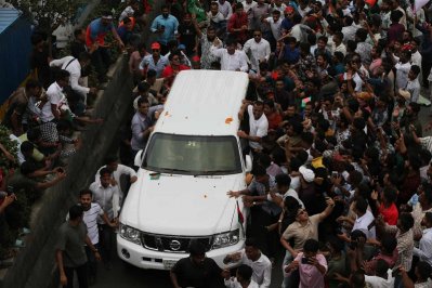 খালেদা জিয়ার দেশে ফেরা: পথে পথে নেতাকর্মীদের উচ্ছ্বাস