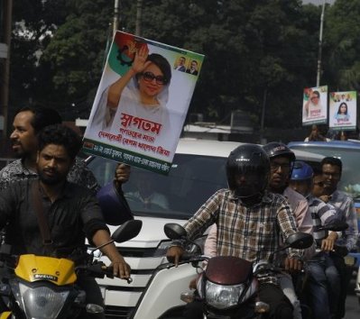 খালেদা জিয়ার দেশে ফেরা: পথে পথে নেতাকর্মীদের উচ্ছ্বাস