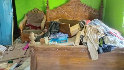 সাবেক রেলমন্ত্রীর শ্বশুরবাড়িতে হামলা ভাঙচুর লুটপাট
