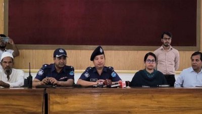 মাদারীপুর সদর উপজেলা প্রশাসনের সংবাদ সম্মেলনে উপস্থিত ছিলেন গাছের মালিকও