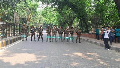 আইনশৃঙ্খলা রক্ষাকারী বাহিনীর সদস্যরা সতর্ক অবস্থানে রয়েছে 