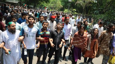 মিছিল নিয়ে মঞ্চের দিকে আসছেন আন্দোলনকারীরা। ছবি: নাসিরুল ইসলাম
