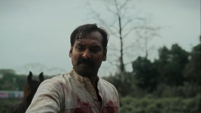 ট্রেলারে ‘গুলমোহর’ যেমন