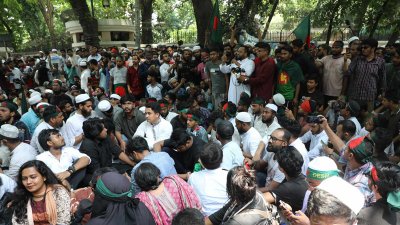 প্রধান উপদেষ্টার বাসভবনের সামনে এসে অবস্থান নিচ্ছেন বিক্ষোভকারীরা